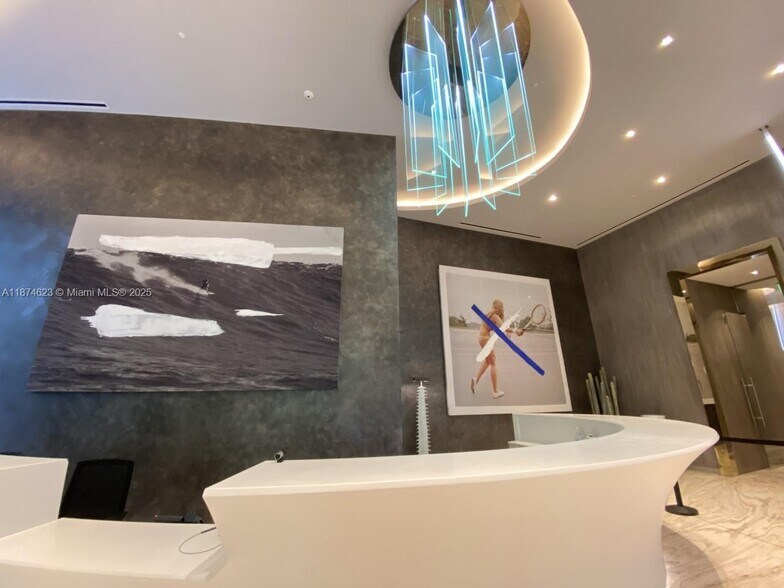 Building Photo - 1000 Brickell Plz