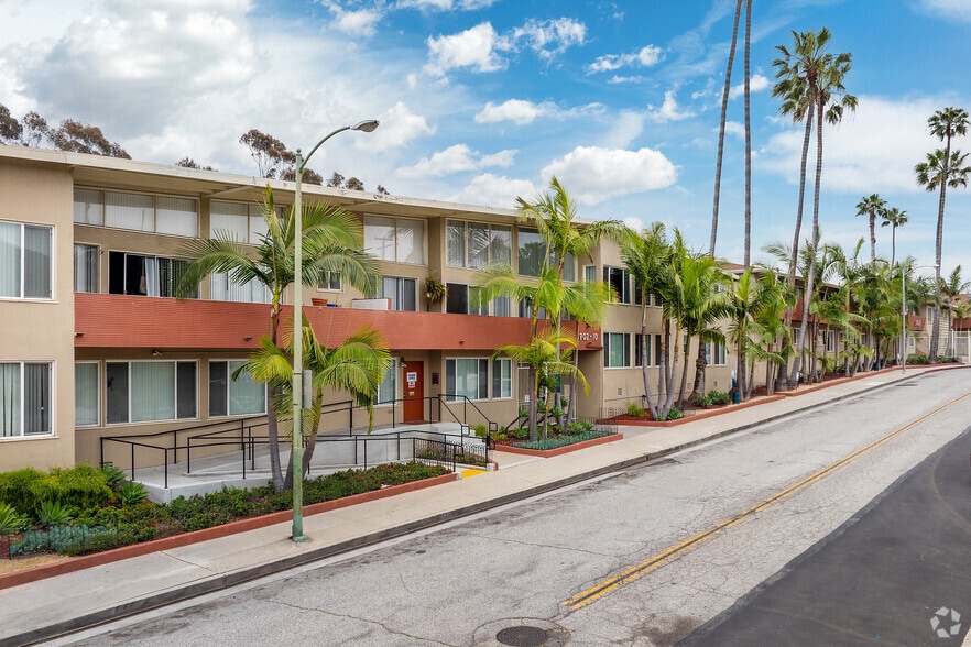 Primary Photo - Keswick Court Apartments