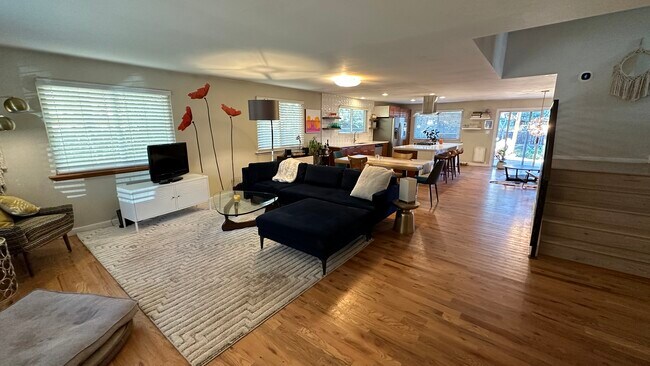 Building Photo - 2871 Loma Pl