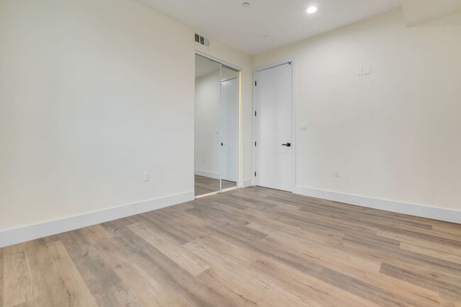Building Photo - 4 Bed / 4 Bath Townhome in Sawtelle