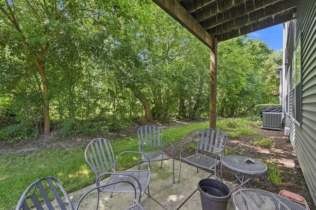 Building Photo - 2532 Oneida Ln