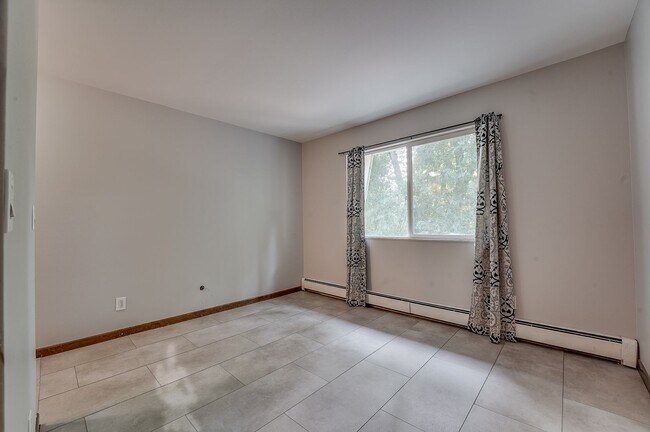 Building Photo - Locust312 (CW-KS)