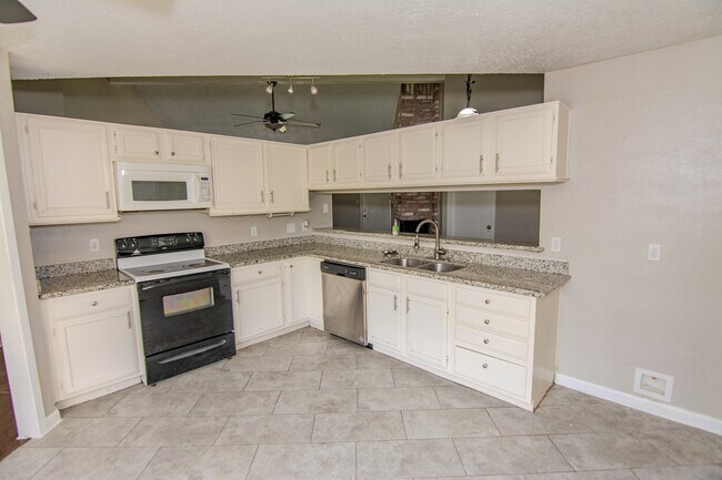 Building Photo - 16746 Selder Dr