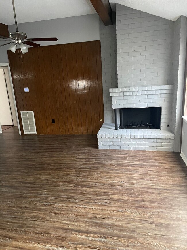 Building Photo - 614 Meadowglen Dr