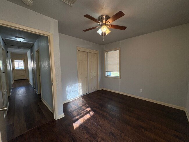Building Photo - Gorgeous 3 bedroom/1 bath home with living room and den!