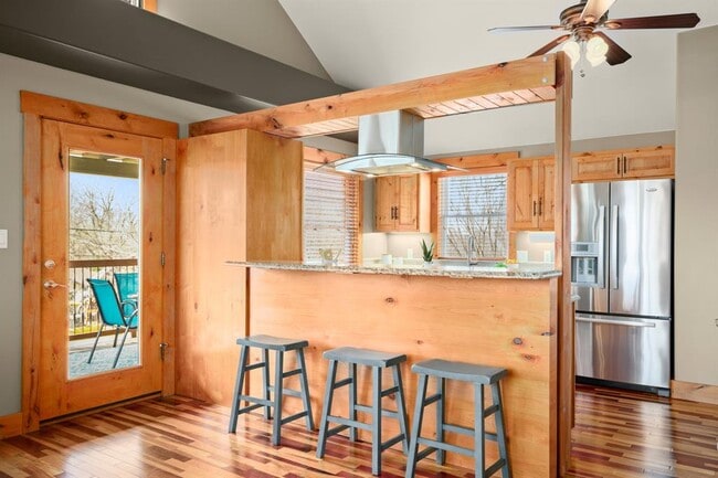 Building Photo - 912 E 51st St