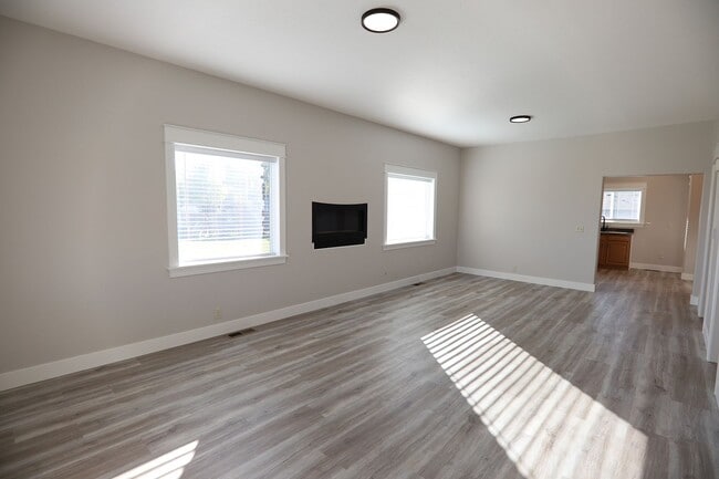 Building Photo - Newly renovated 2 bed 1 bath