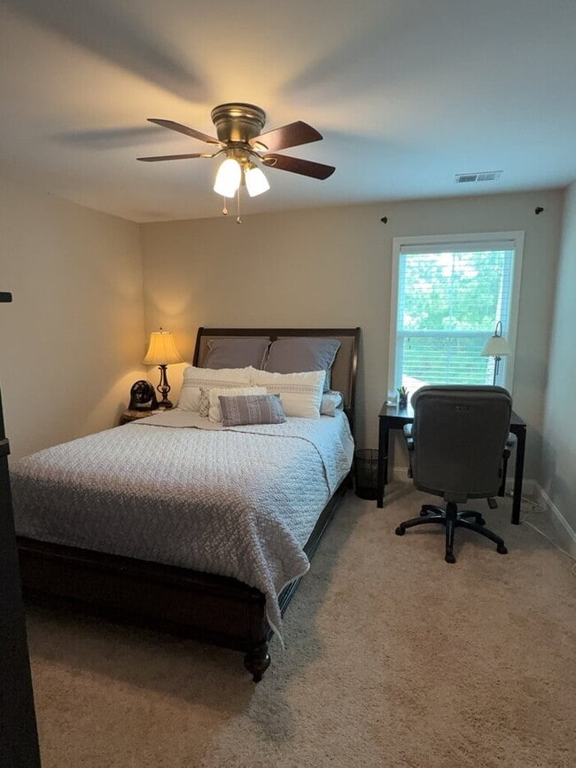 Building Photo - 302 Pond Hill Ct