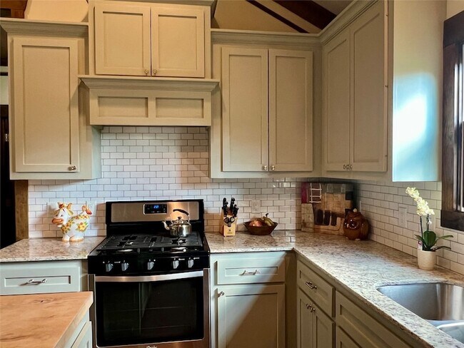 Building Photo - 1021 Louise St