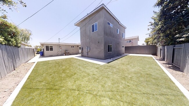 Building Photo - 4BD/2BA w Large Deck!