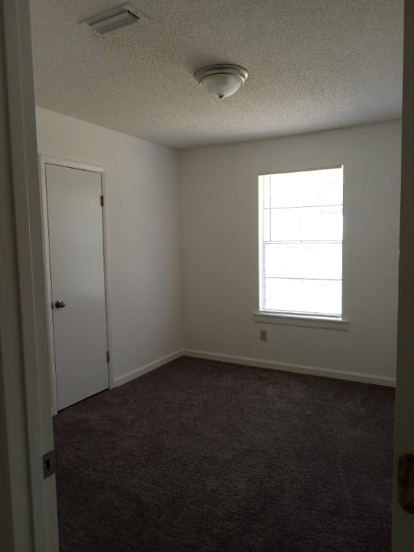 Building Photo - 127 E Bonnie Dr