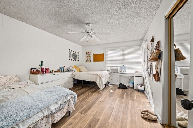 Building Photo - No back house!