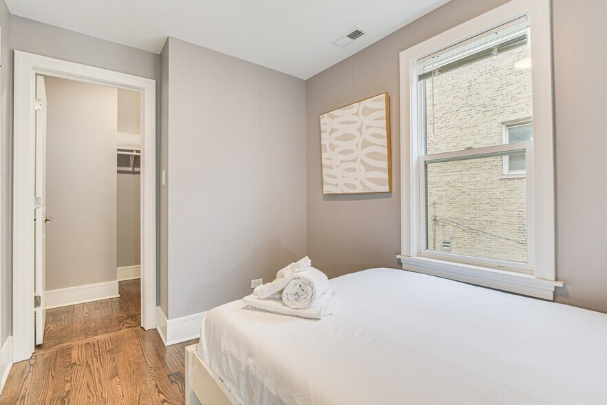 Building Photo - 2148 W Chicago Ave