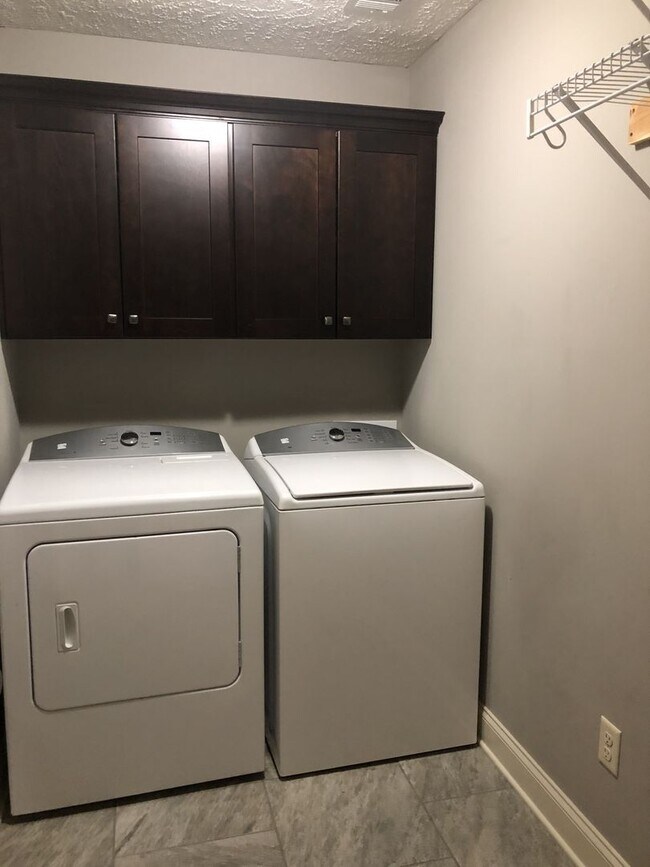 Building Photo - Your Perfect Home! Medina School Zone