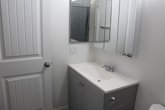 Building Photo - 2229 Rose Ave