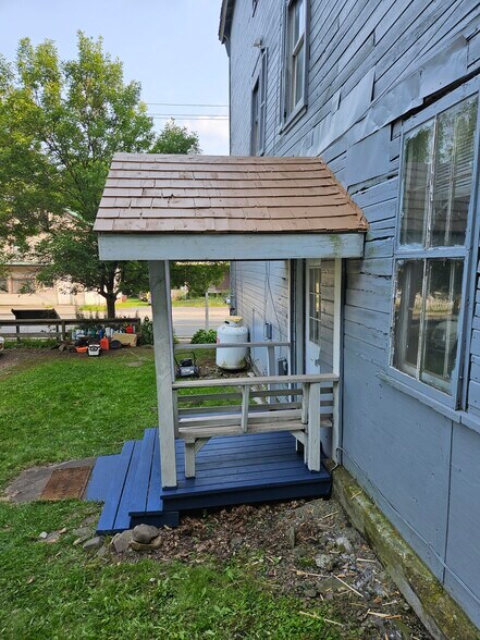 Separate front entrance, parking - 607-615 Main St