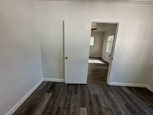 Building Photo - Cozy Price Rental