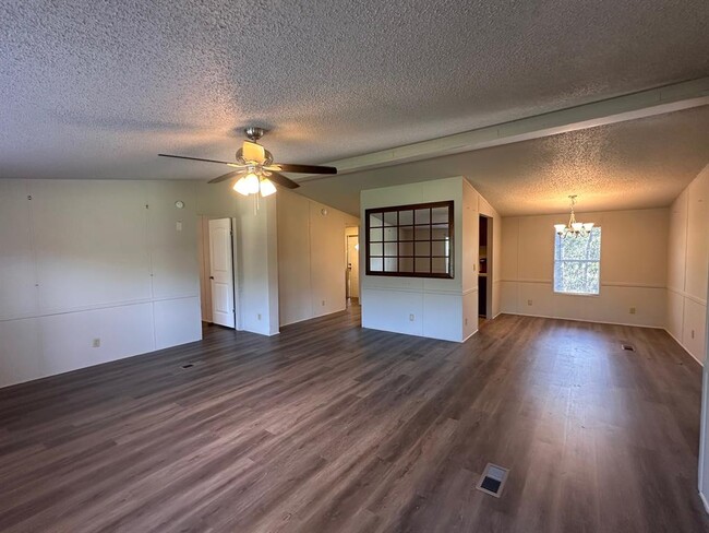 Building Photo - 302 Lone Star Rd
