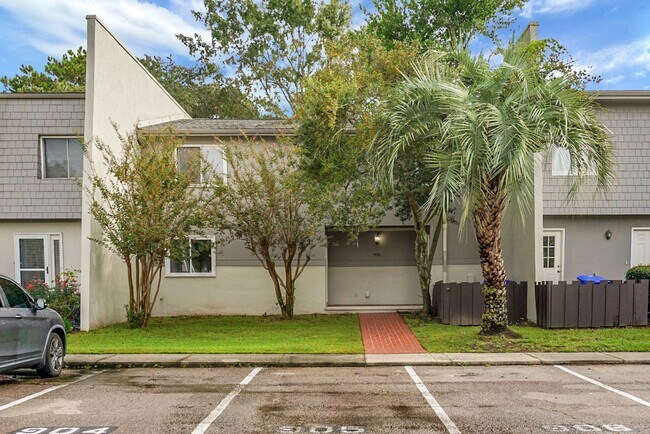 Building Photo - Spacious, Newly Renovated Villa Overlookin...