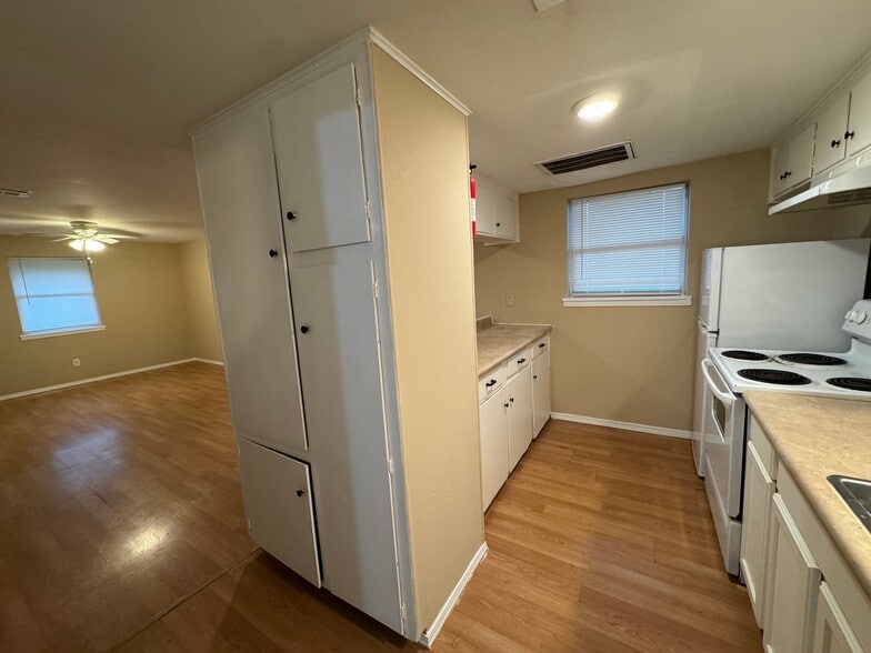 Building Photo - 1034 W Village Ct