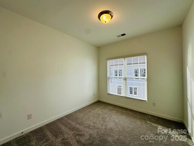 Building Photo - 2233 Noble Townes Wy