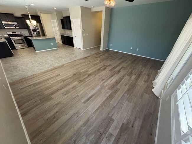 Building Photo - 4 bedroom plus Den 3 car garage with sparkling pool Vail School District