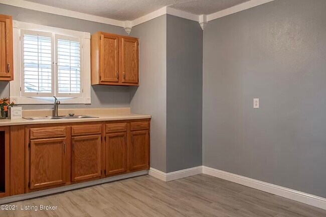 Building Photo - 609 Johnson St