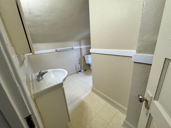 Building Photo - 3 Bedroom House