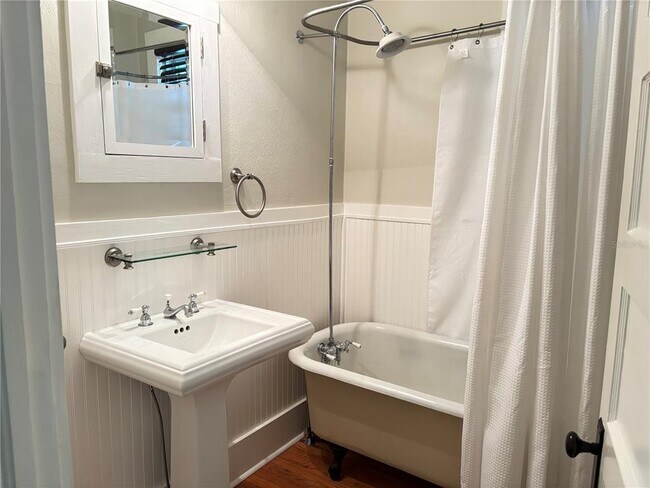 Building Photo - 324 Julia Pl