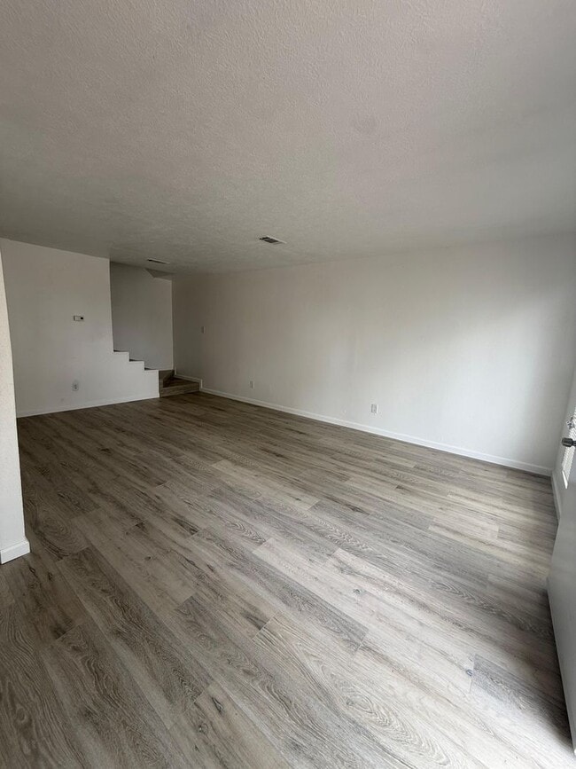 Building Photo - 6095 Fairmeadow Dr