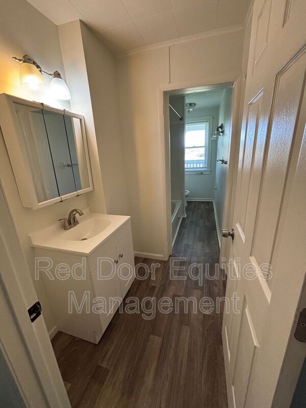 Building Photo - 403 1/2 W Wheeling St