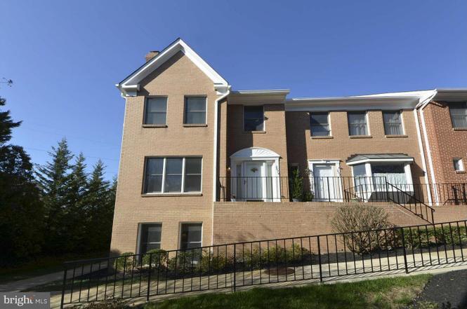 Building Photo - 207B Locust St SE