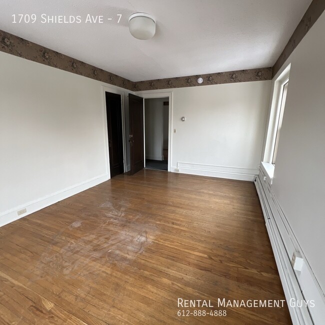 Building Photo - Huge 2 Bedroom! Completely Remodeled!