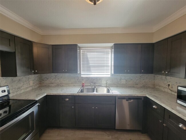 Building Photo - 4015 Chapel Square Dr