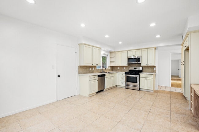 Building Photo - Spacious 4BR 2BA Home in Prime Glendora