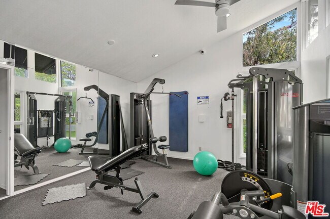 Building Photo - 17165 Palisades Cir