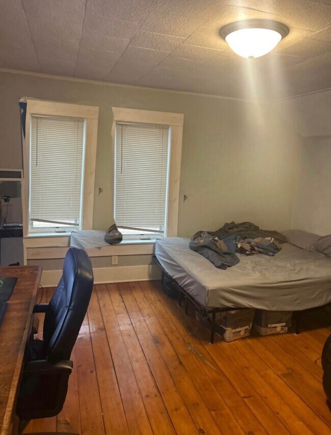 Large Bedroom - 518 N 4th St