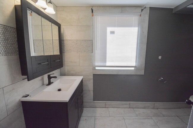 Building Photo - Spacious 5 Bed House with Custom Features Available For Rent!