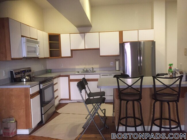 Building Photo - 448 Park Dr