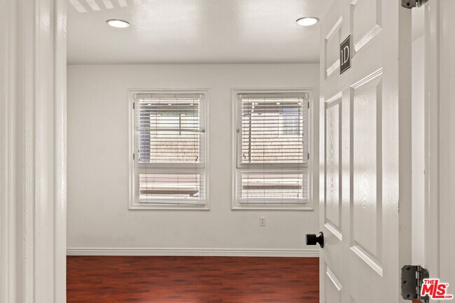 Building Photo - 2667 Menlo Ave