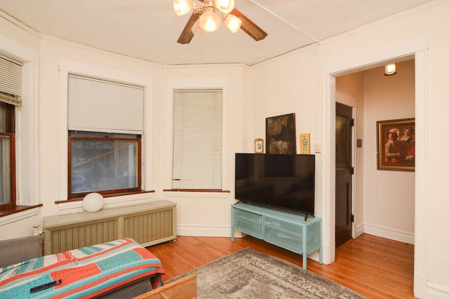 Building Photo - 3821 N Damen Ave