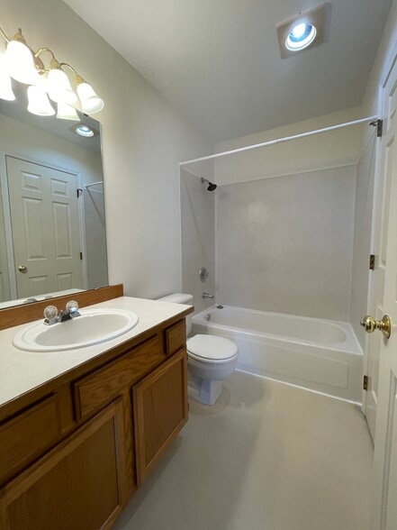 Full bath - 209 East 18th Ave #33