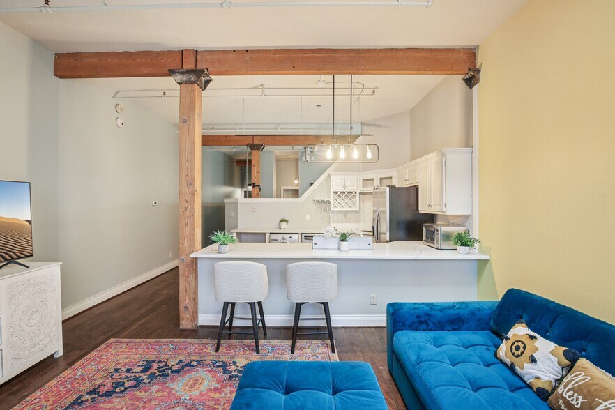 Building Photo - 308 W 8th St