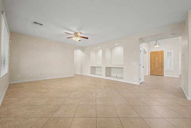 Building Photo - 8425 W Northview Ave