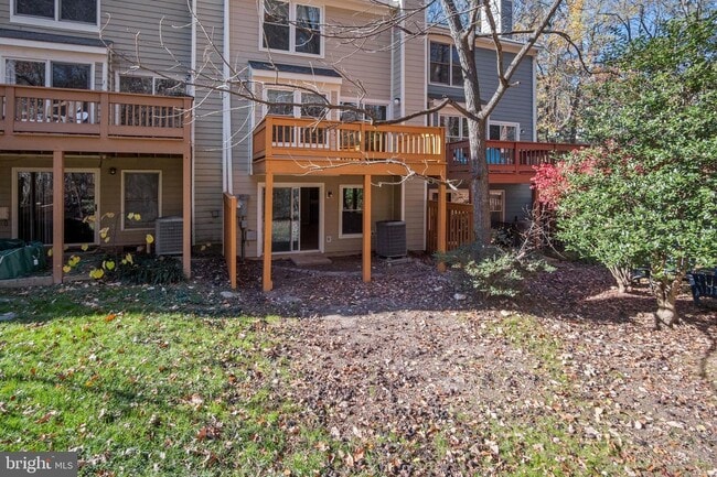 Building Photo - Charming Townhome with Modern Amenities