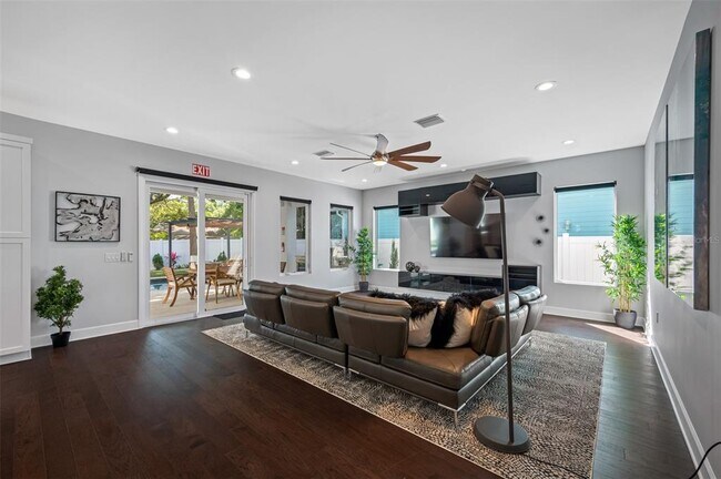 Building Photo - 902 W Plymouth St