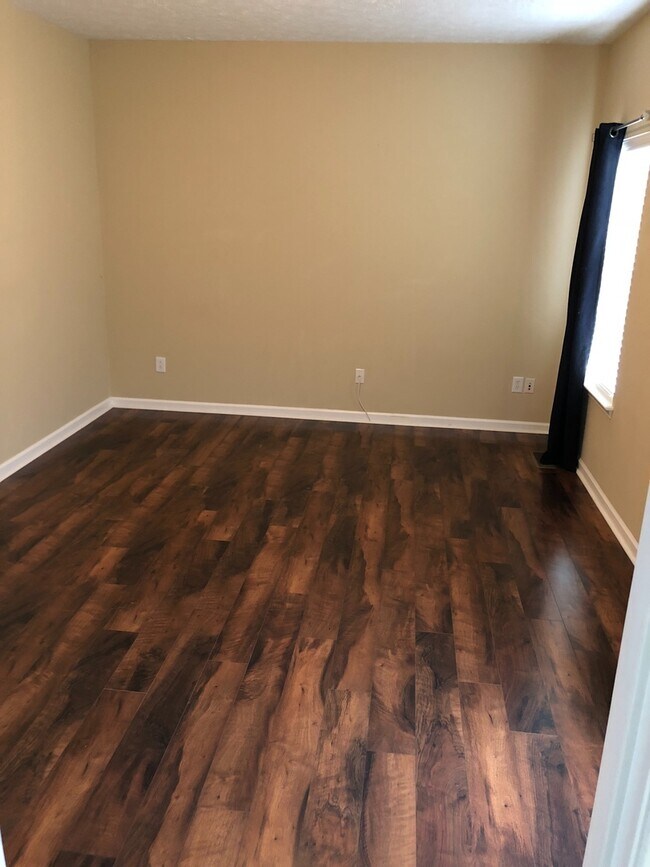 Building Photo - 2 Bed, 2 Bath Condo with Tandem Garage