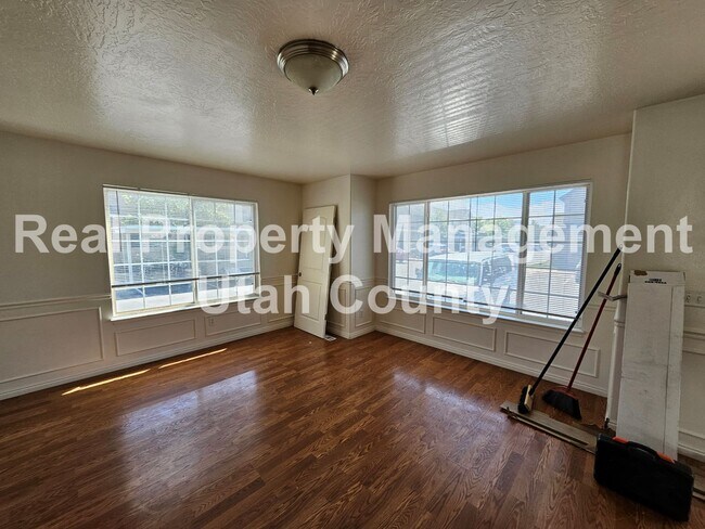 Building Photo - Orem Townhome