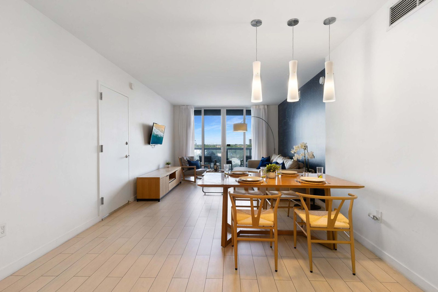 Building Photo - 2602 E Hallandale Beach Blvd