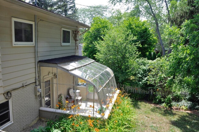 Building Photo - 2065 Yorktown Dr